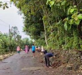 Sambut Ramadan, Warga Weru Gotong Royong Bersihkan Ruas Jalan KAbupaten Jepitu–Petir